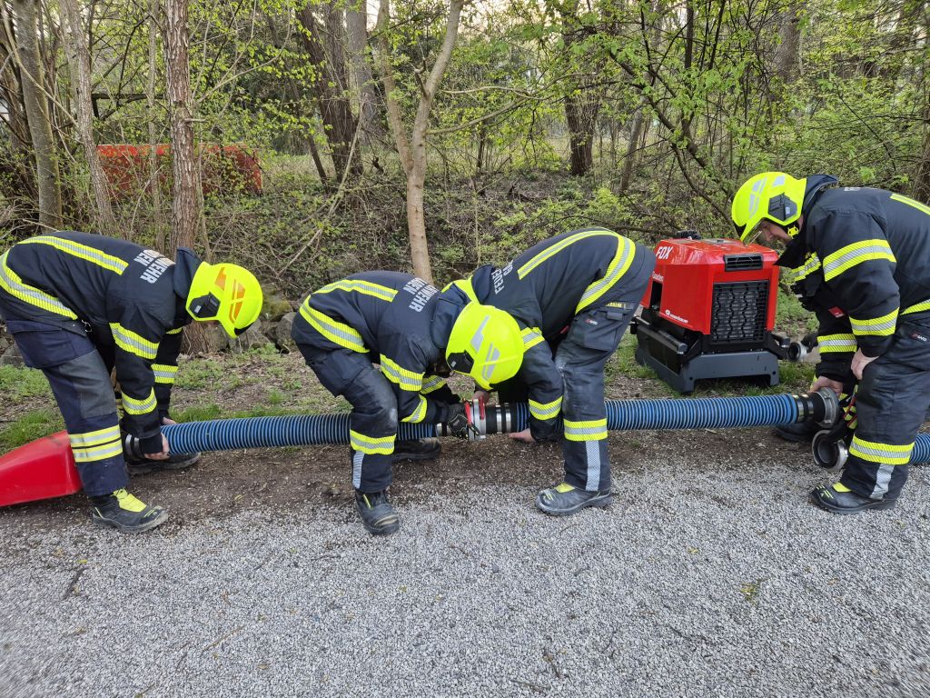 Feuerwehrmitglieder der FF Gaaden bei einer Übung mit der Tragkraftspritze