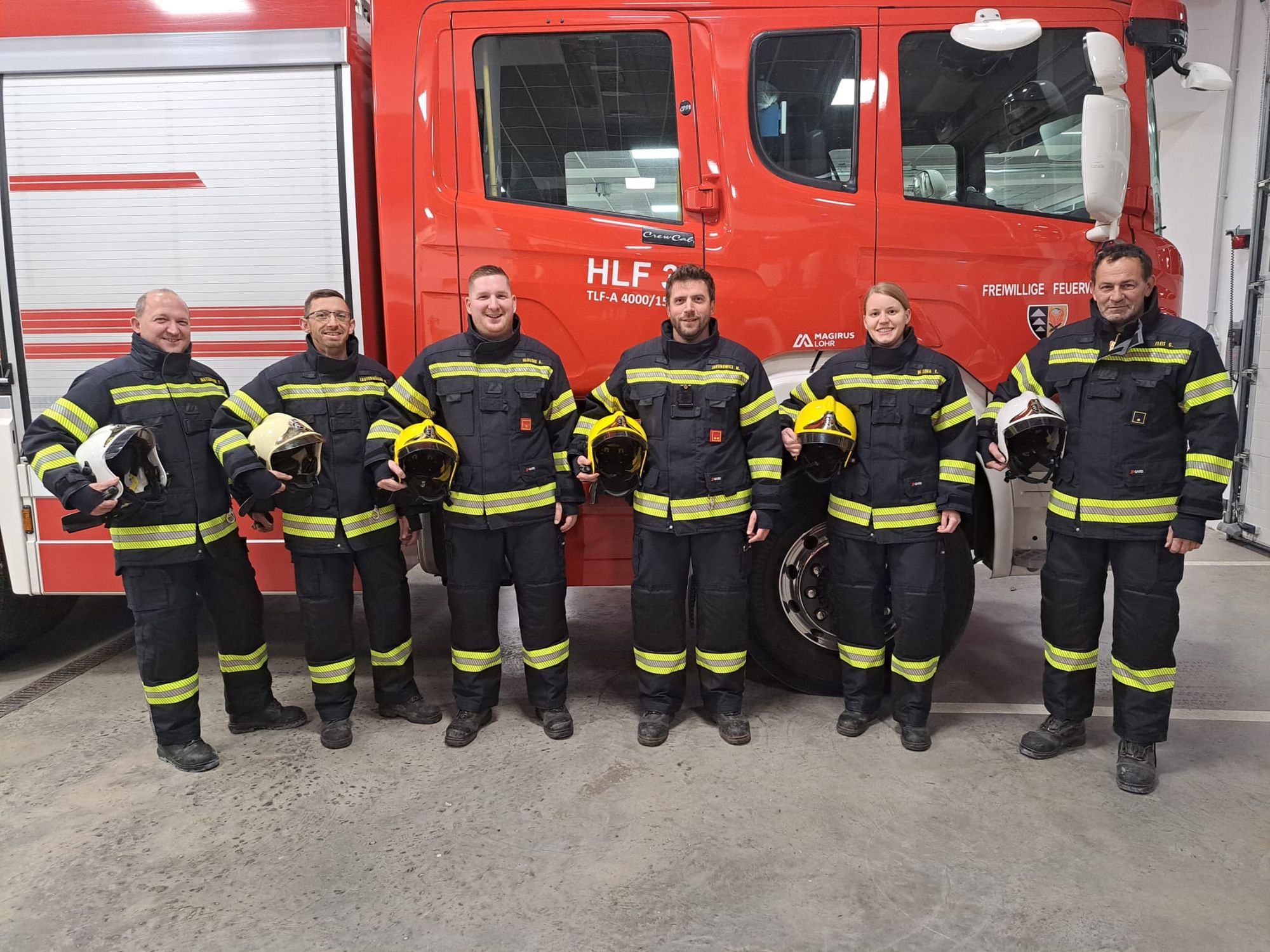 Mitglieder der Feuerwehr Gaaden in neuer Einsatzbekleidung vor dem Hilfeleistungsfahrzeug HLF 3