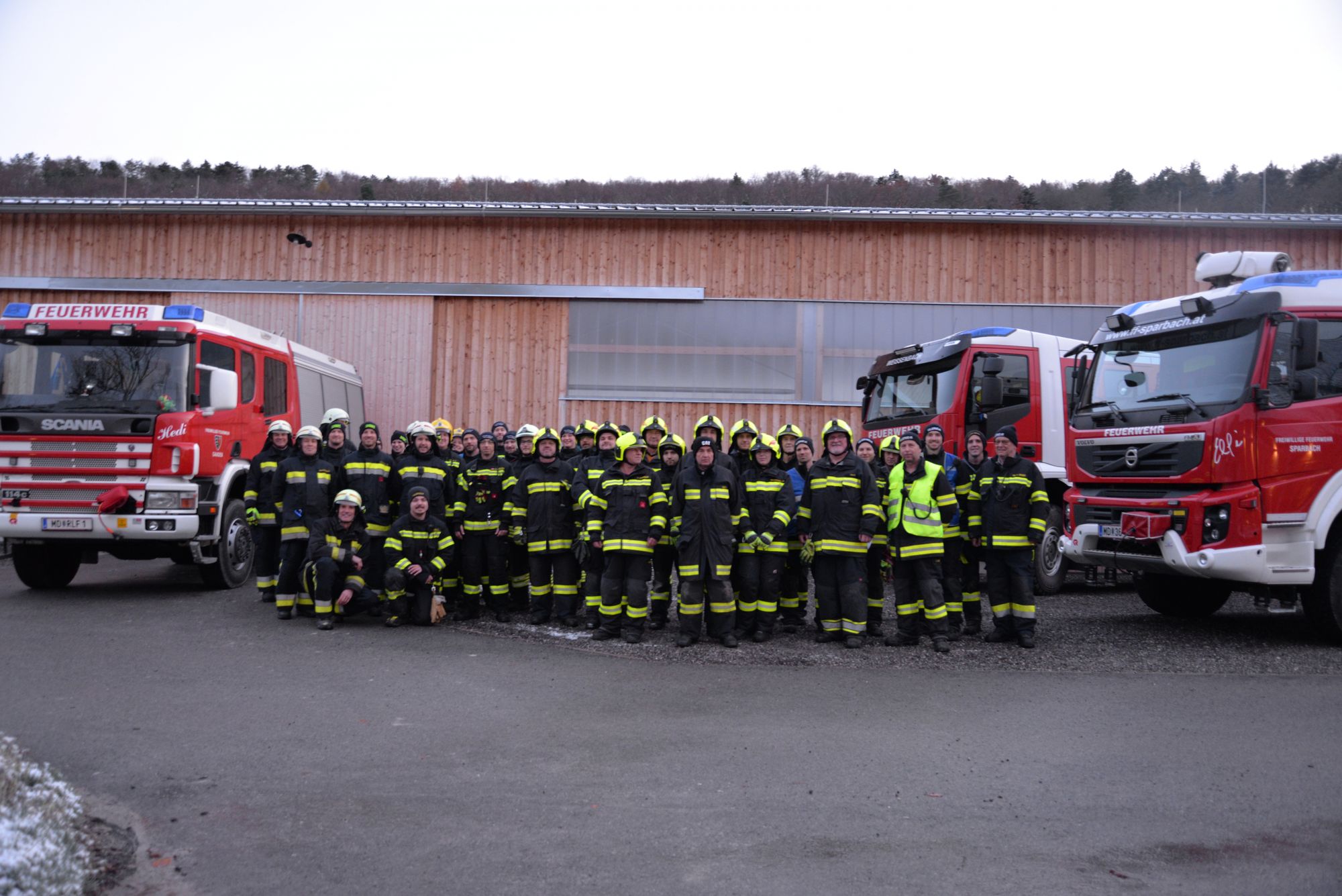 Mitglieder der Feuerwehren des Unterabschnitts mit ihren Einsatzfahrzeugen bei einer gemeinsamen Übung