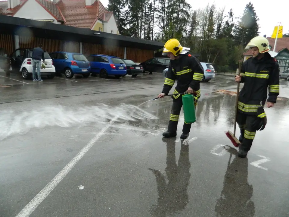 Kraftstoffaustritt auf Parkplatz – Foto 2 von 2