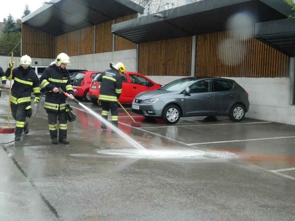 Kraftstoffaustritt auf Parkplatz – Foto 1 von 2