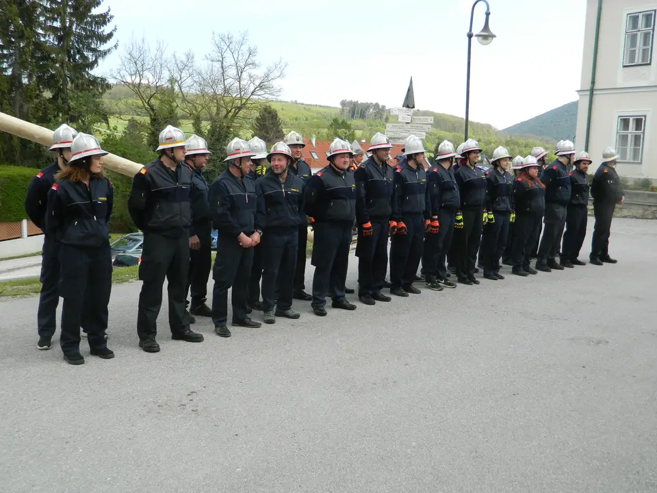 Maibaumaufstellen – Foto 1 von 11