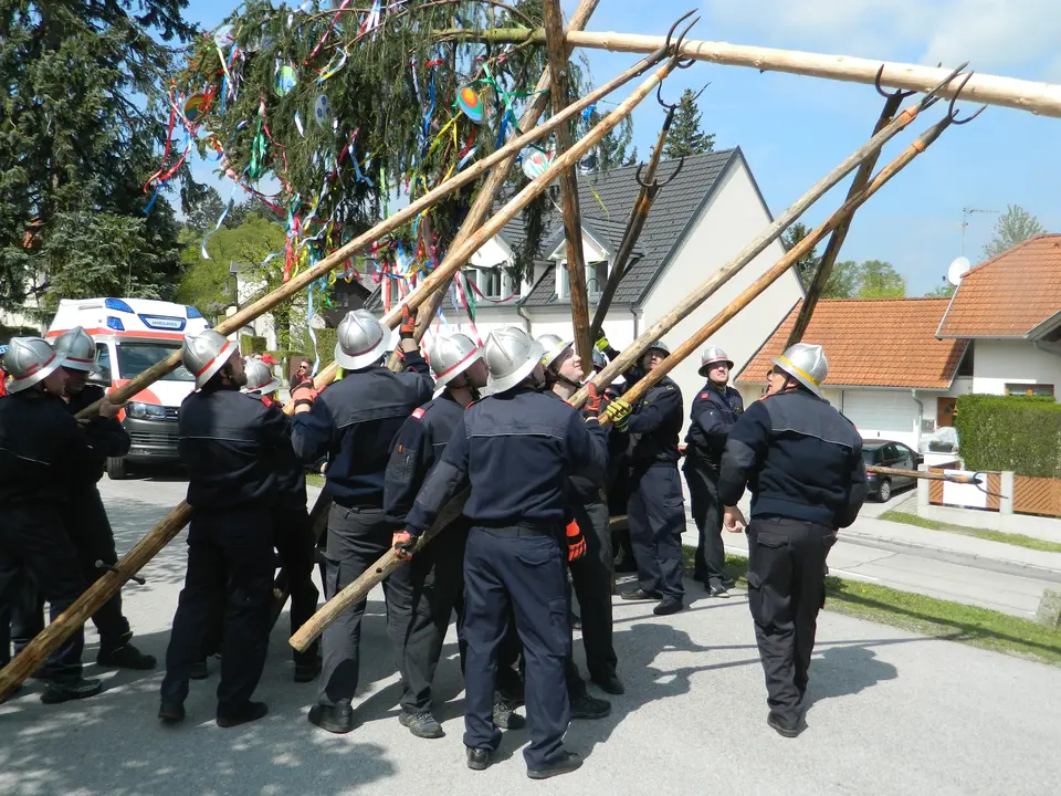 Maibaumaufstellen – Foto 2 von 11