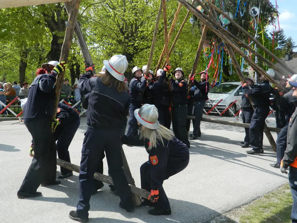 Maibaumaufstellen – Foto 3 von 11
