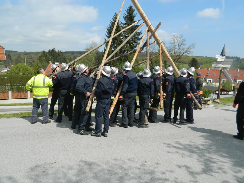 Maibaumaufstellen – Foto 4 von 11