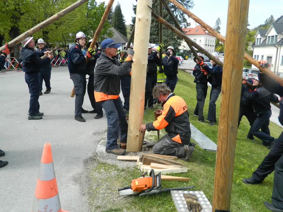 Maibaumaufstellen – Foto 6 von 11
