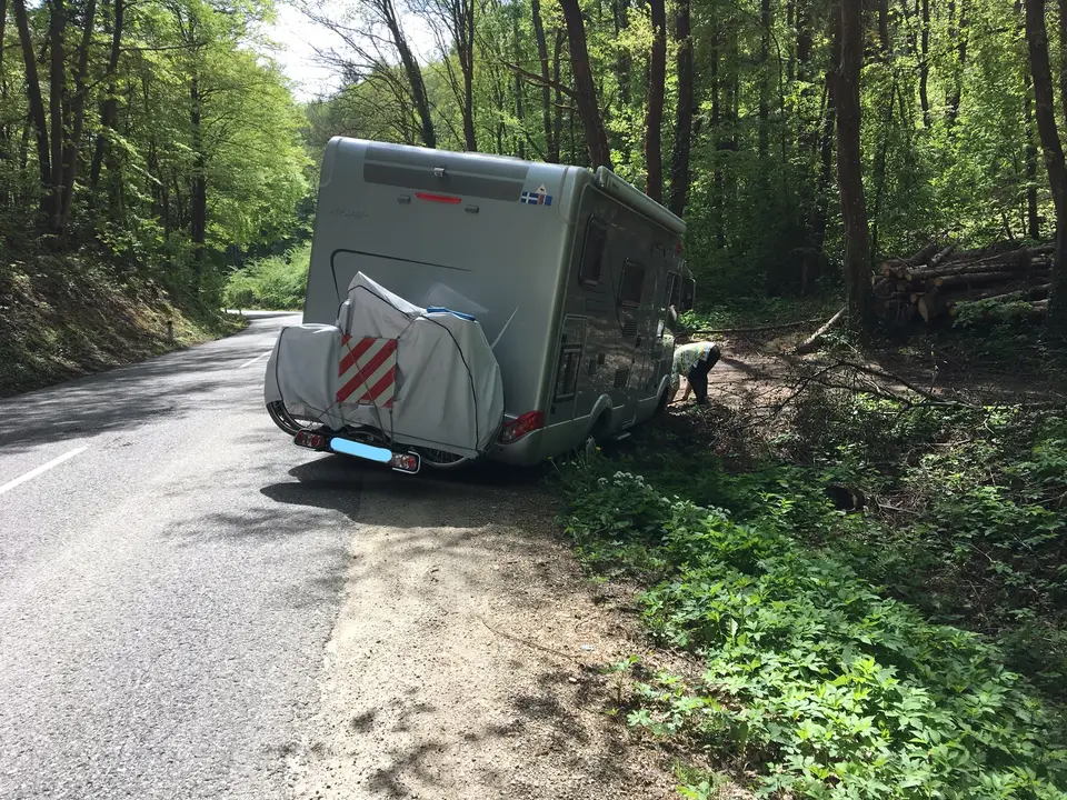 Wohnmobil im Graben – Foto 1 von 5