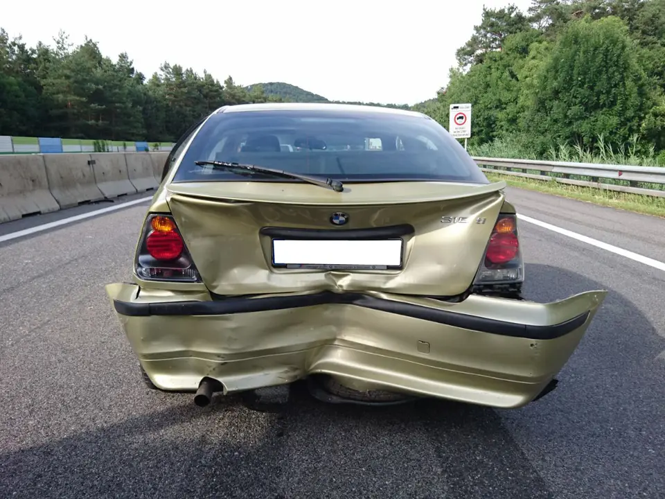 Kollision zweier PKW auf der A21 – Foto 1 von 3