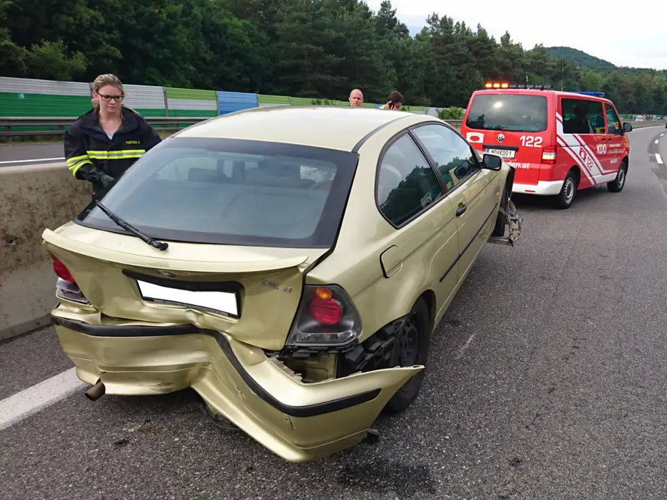Kollision zweier PKW auf der A21 – Foto 2 von 3