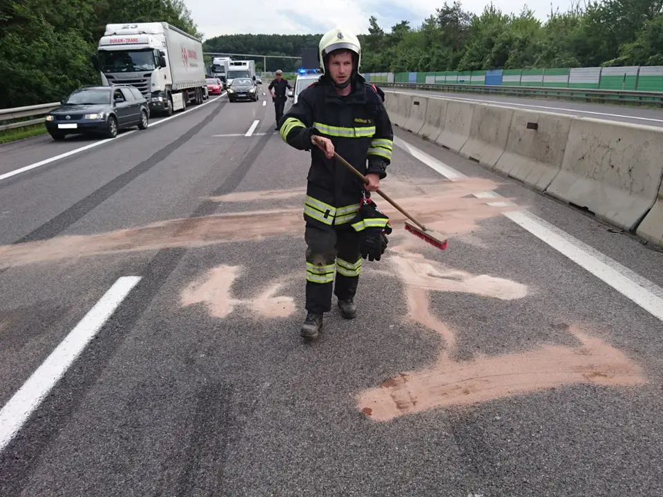 Kollision zweier PKW auf der A21 – Foto 3 von 3