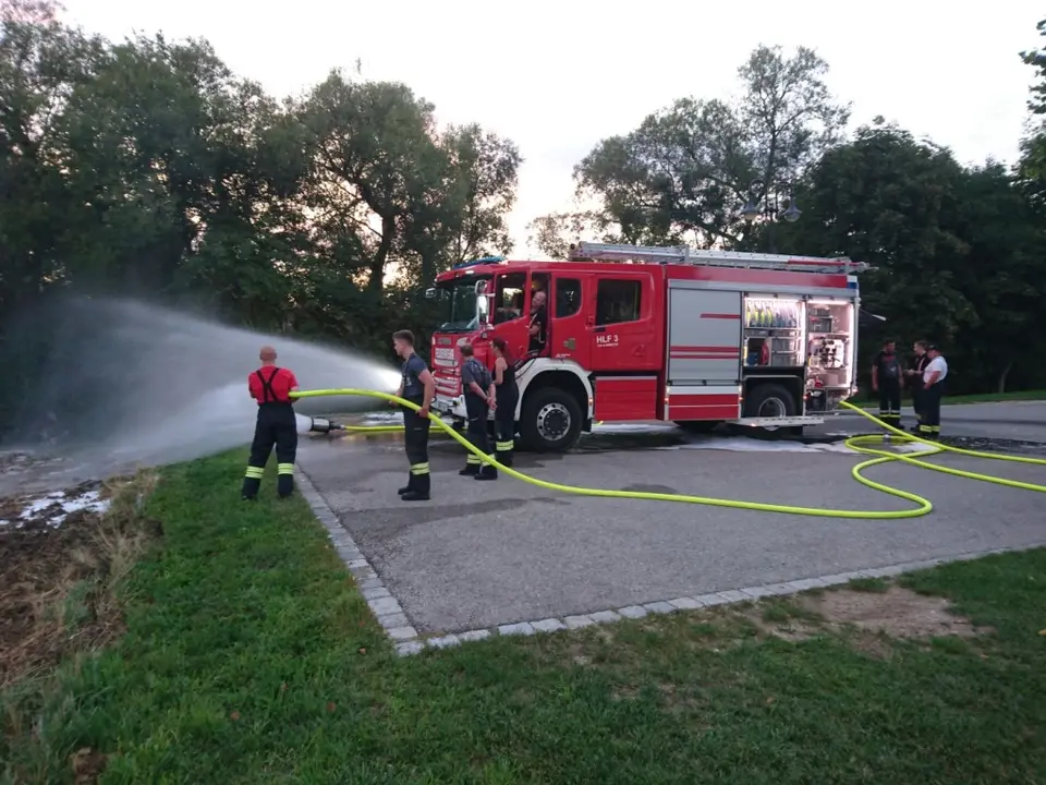 Übung Pumpenbetrieb HLF3 – Foto 2 von 7