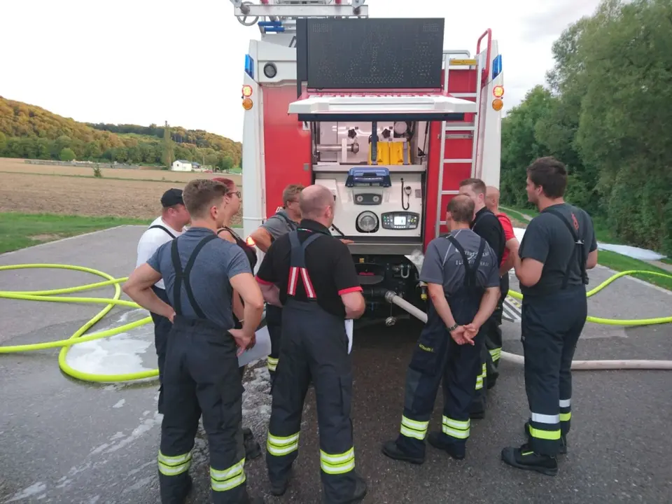 Übung Pumpenbetrieb HLF3 – Foto 4 von 7