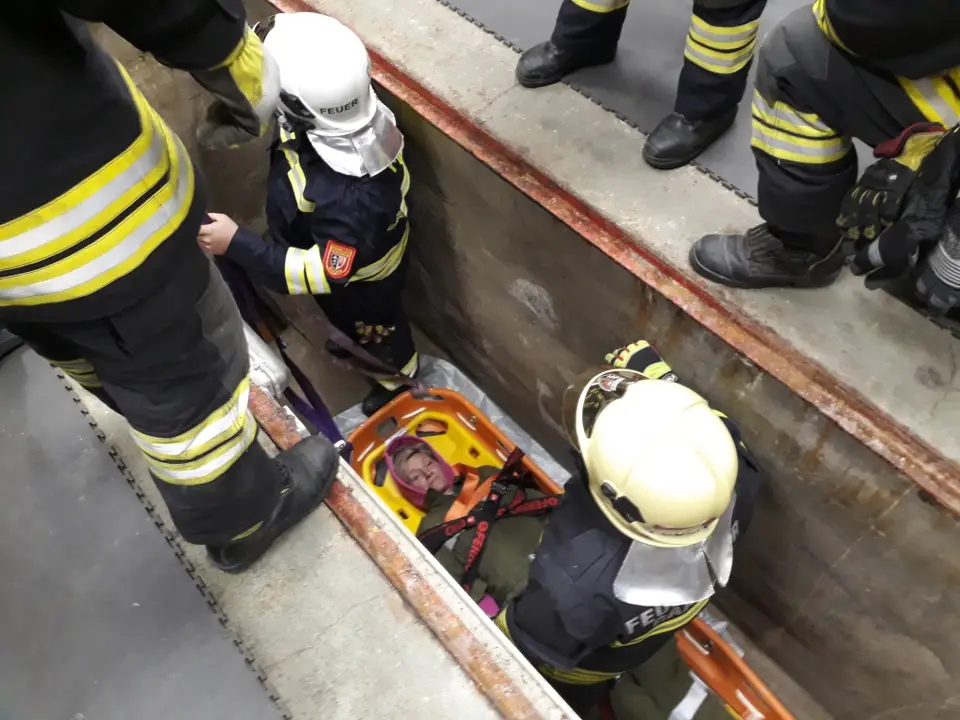 Monatsübung „Retten aus Tiefen“ – Foto 4 von 7