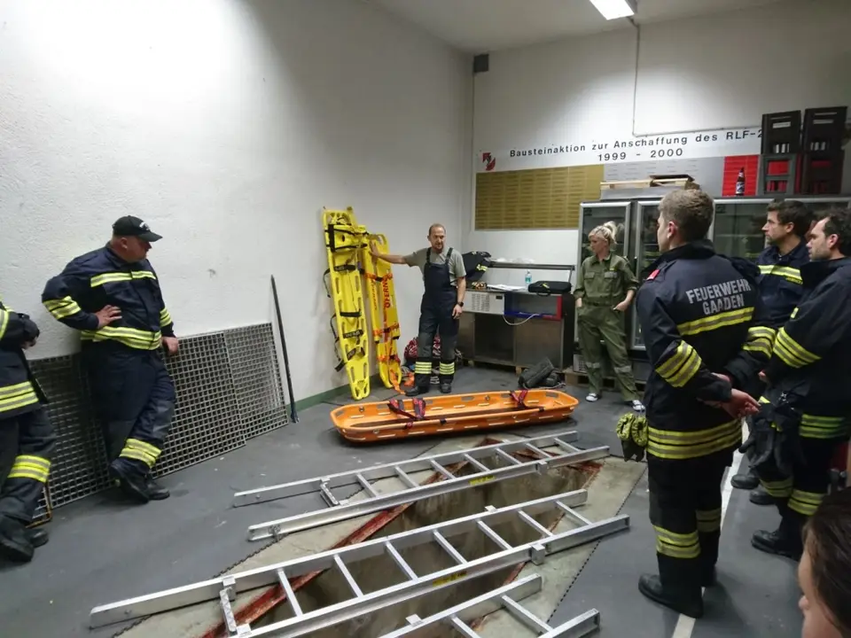 Monatsübung „Retten aus Tiefen“ – Foto 2 von 7