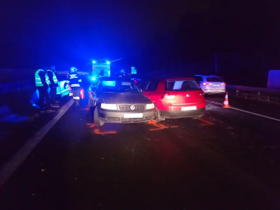 Zwei Unfälle auf A21 fordern drei Feuerwehren – Foto 1 von 9