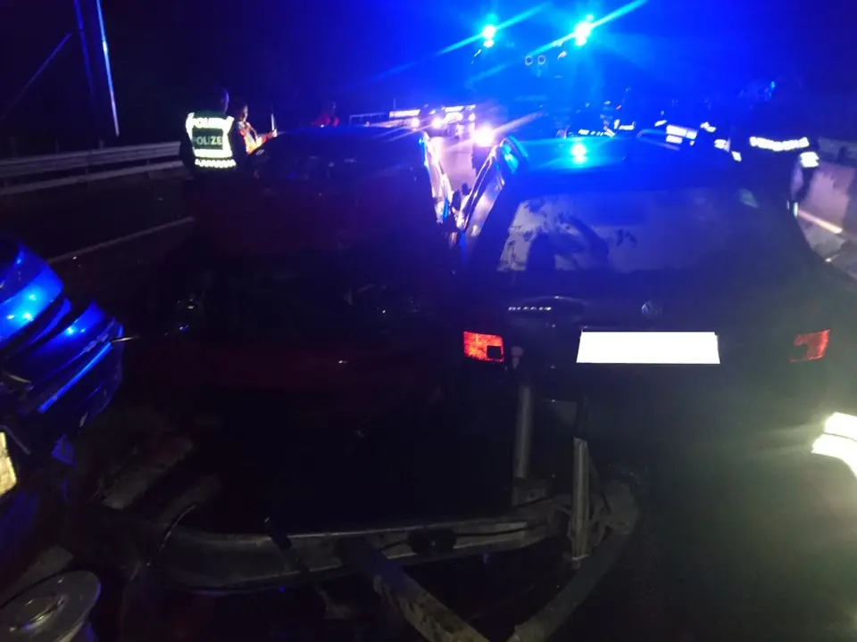 Zwei Unfälle auf A21 fordern drei Feuerwehren – Foto 2 von 9