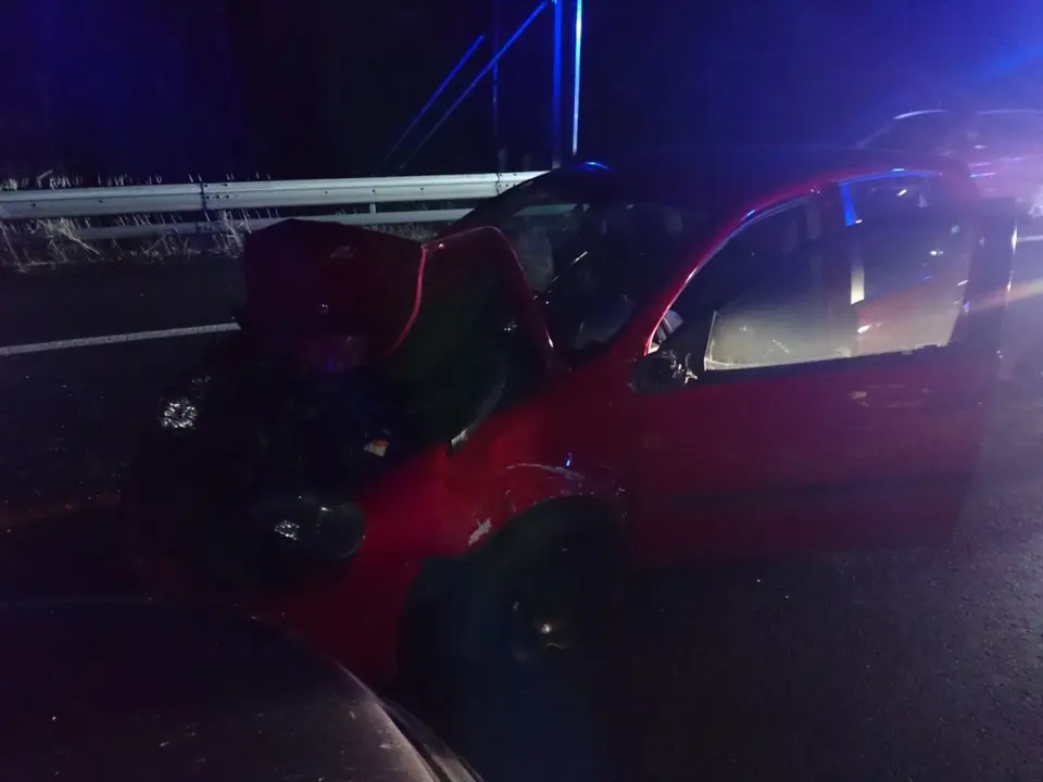 Zwei Unfälle auf A21 fordern drei Feuerwehren – Foto 3 von 9