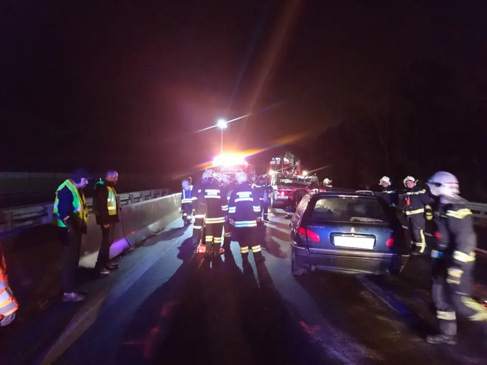 Zwei Unfälle auf A21 fordern drei Feuerwehren – Foto 4 von 9