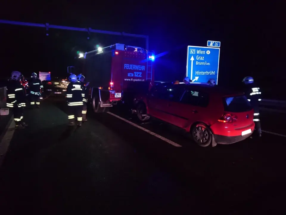 Zwei Unfälle auf A21 fordern drei Feuerwehren – Foto 5 von 9