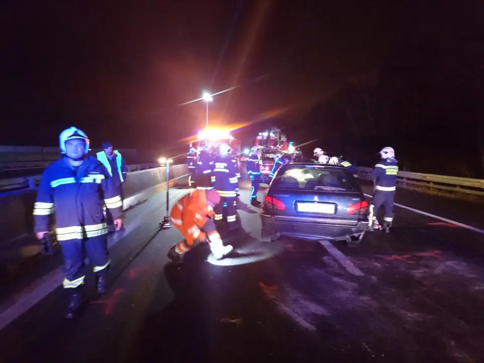 Zwei Unfälle auf A21 fordern drei Feuerwehren – Foto 6 von 9