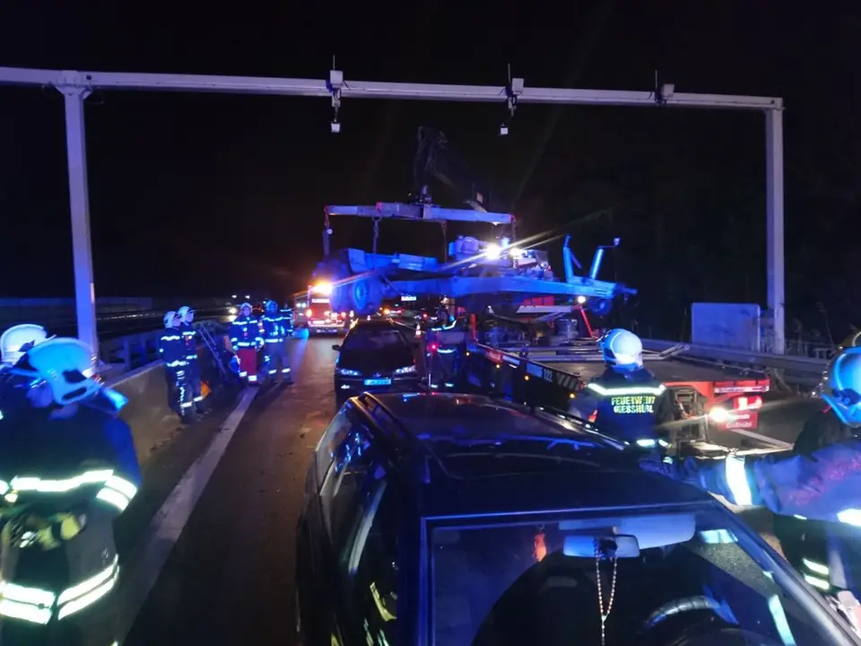 Zwei Unfälle auf A21 fordern drei Feuerwehren – Foto 7 von 9