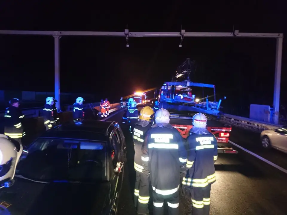Zwei Unfälle auf A21 fordern drei Feuerwehren – Foto 8 von 9