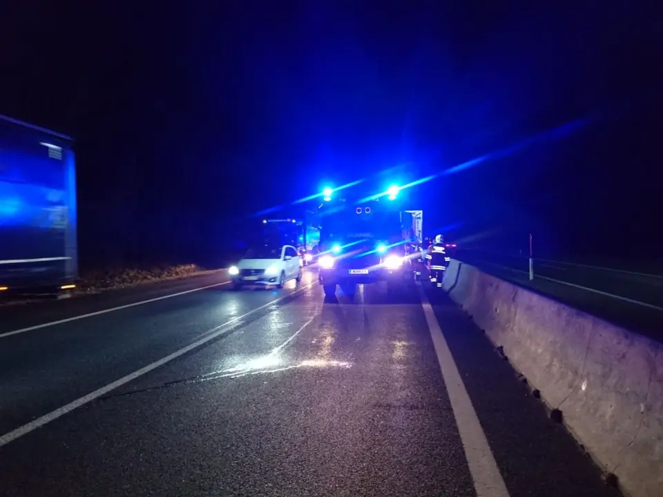 Zwei verunfallte PKW auf A21 – Foto 3 von 6