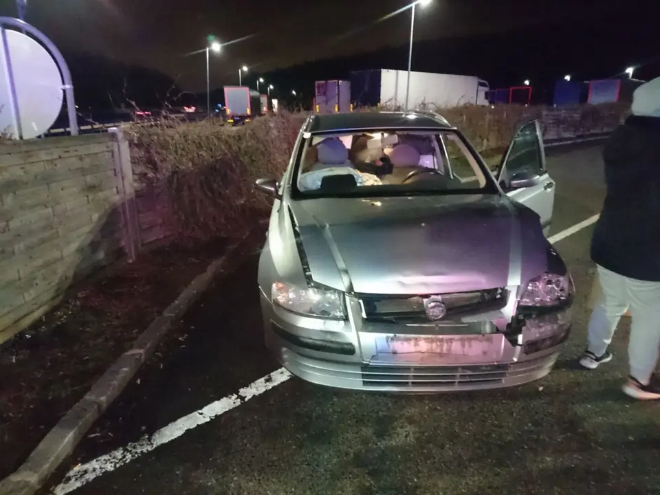Zwei verunfallte PKW auf A21 – Foto 4 von 6