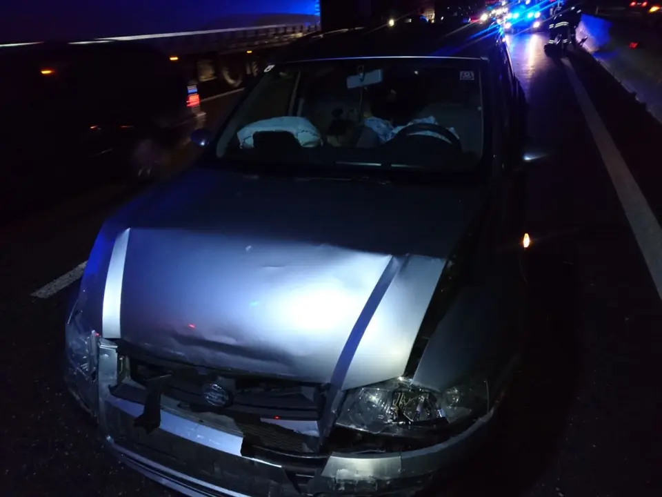 Zwei verunfallte PKW auf A21 – Foto 5 von 6