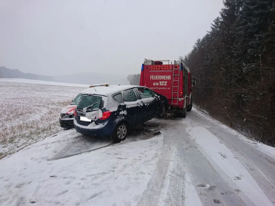 Mehrere Einsätze nach Schneefall – Foto 6 von 10