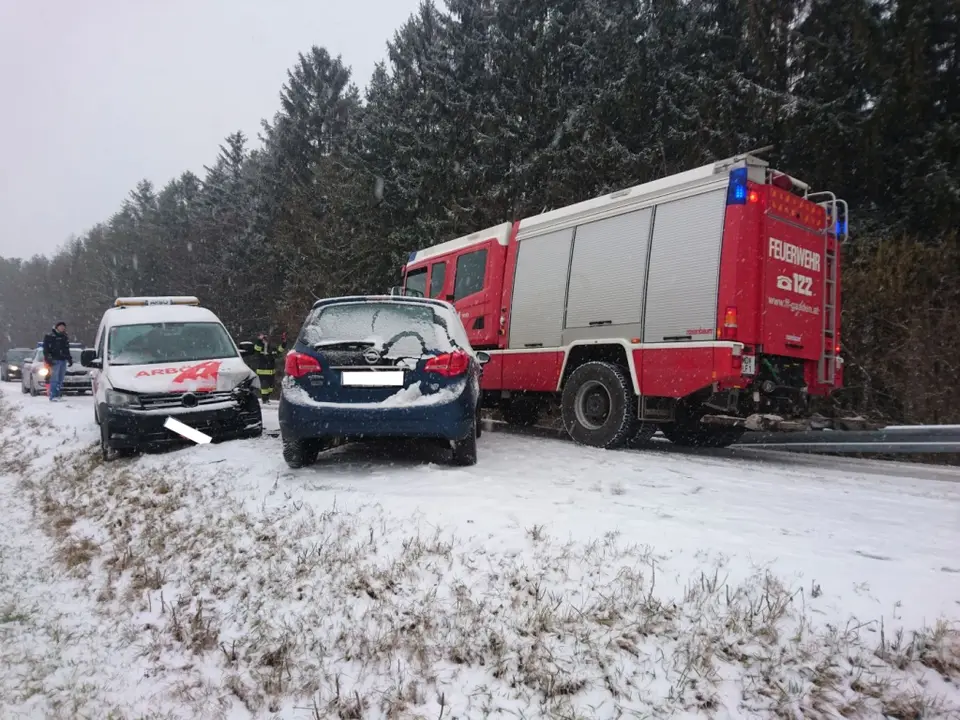 Mehrere Einsätze nach Schneefall – Foto 4 von 10