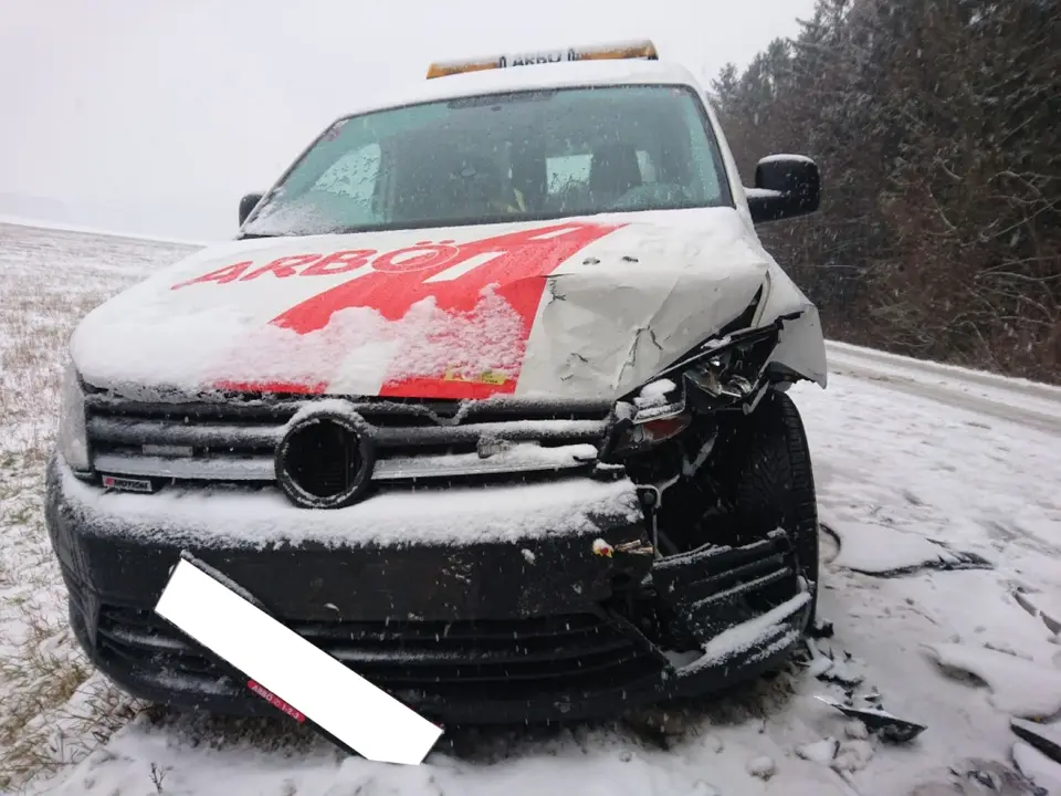 Mehrere Einsätze nach Schneefall – Foto 3 von 10