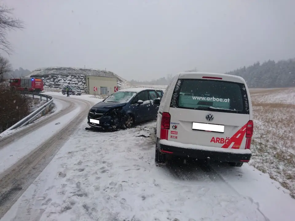 Mehrere Einsätze nach Schneefall – Foto 1 von 10