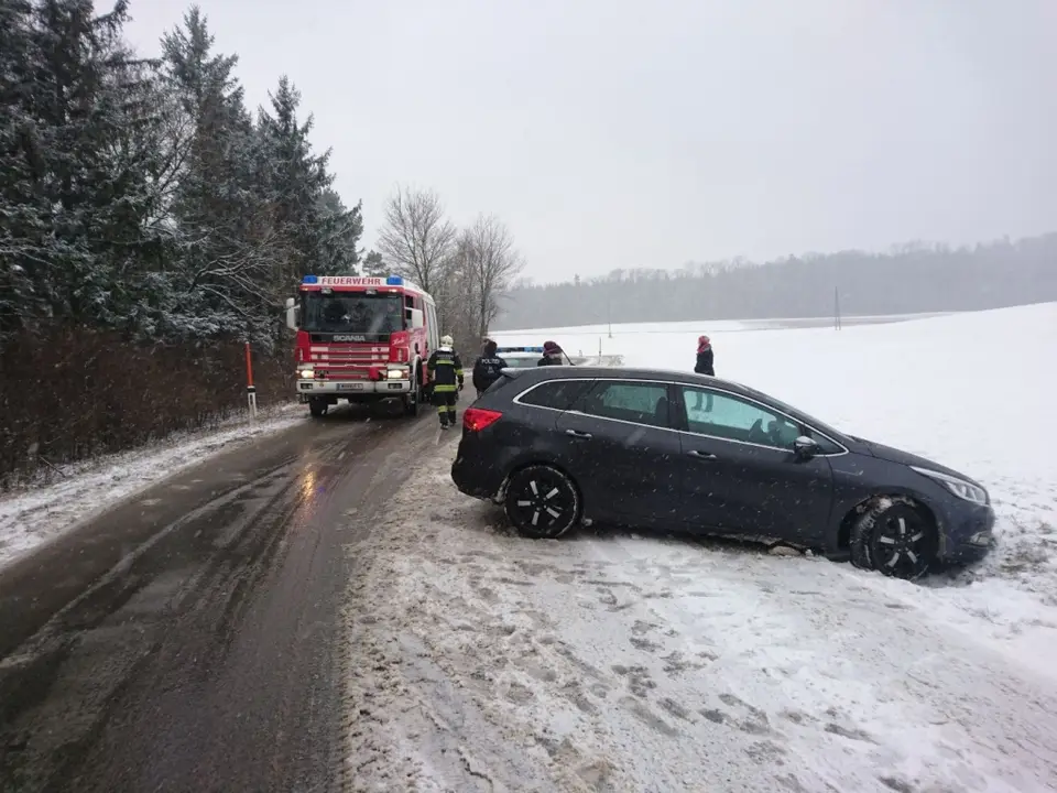 Mehrere Einsätze nach Schneefall – Foto 7 von 10