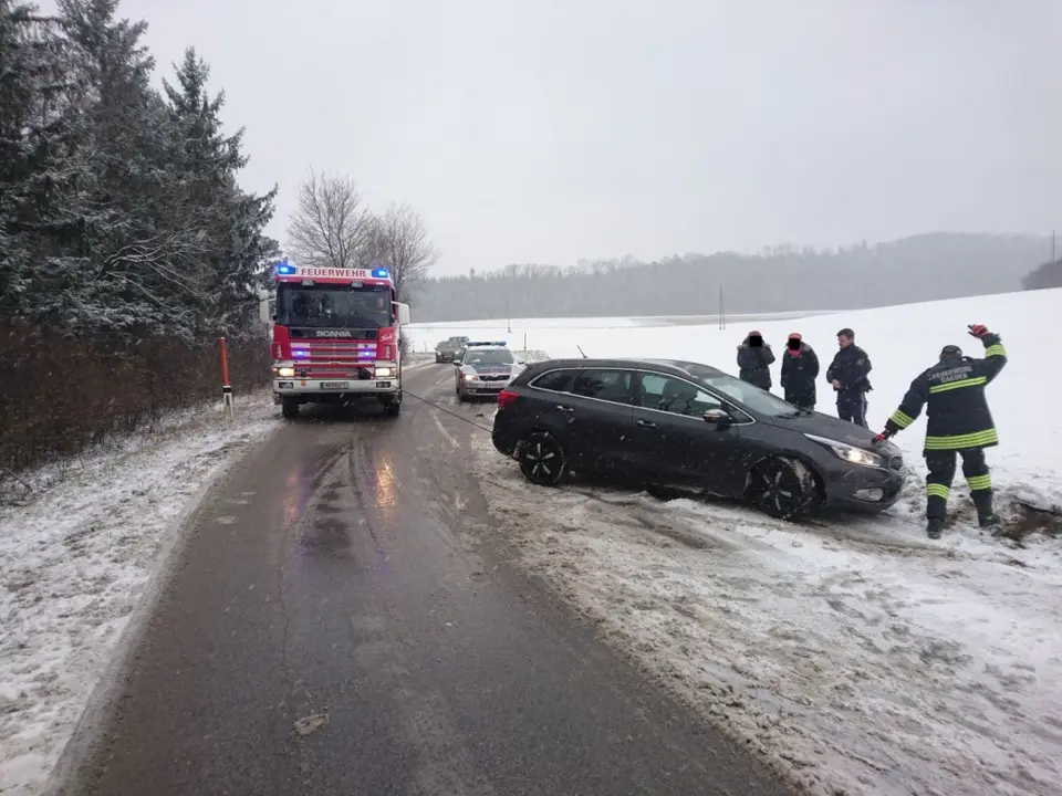 Mehrere Einsätze nach Schneefall – Foto 10 von 10