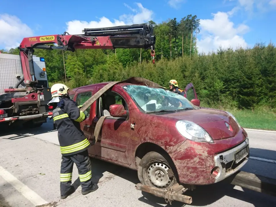 PKW-Bergung nach Überschlag – Foto 5 von 7