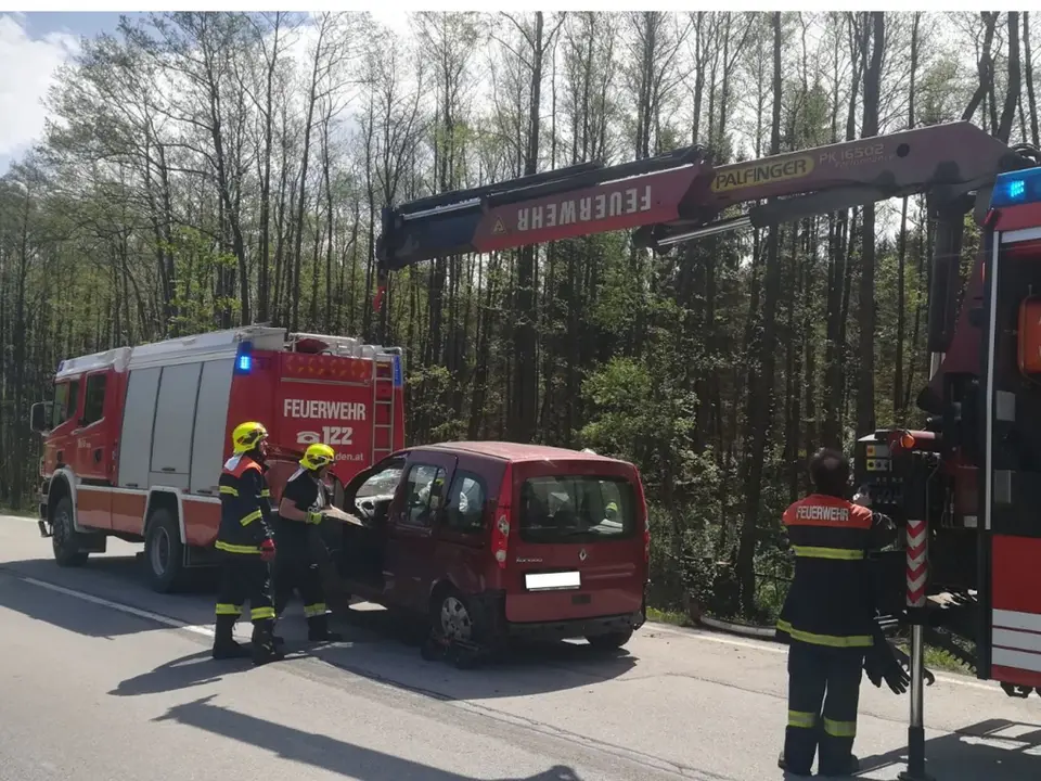 PKW-Bergung nach Überschlag – Foto 6 von 7