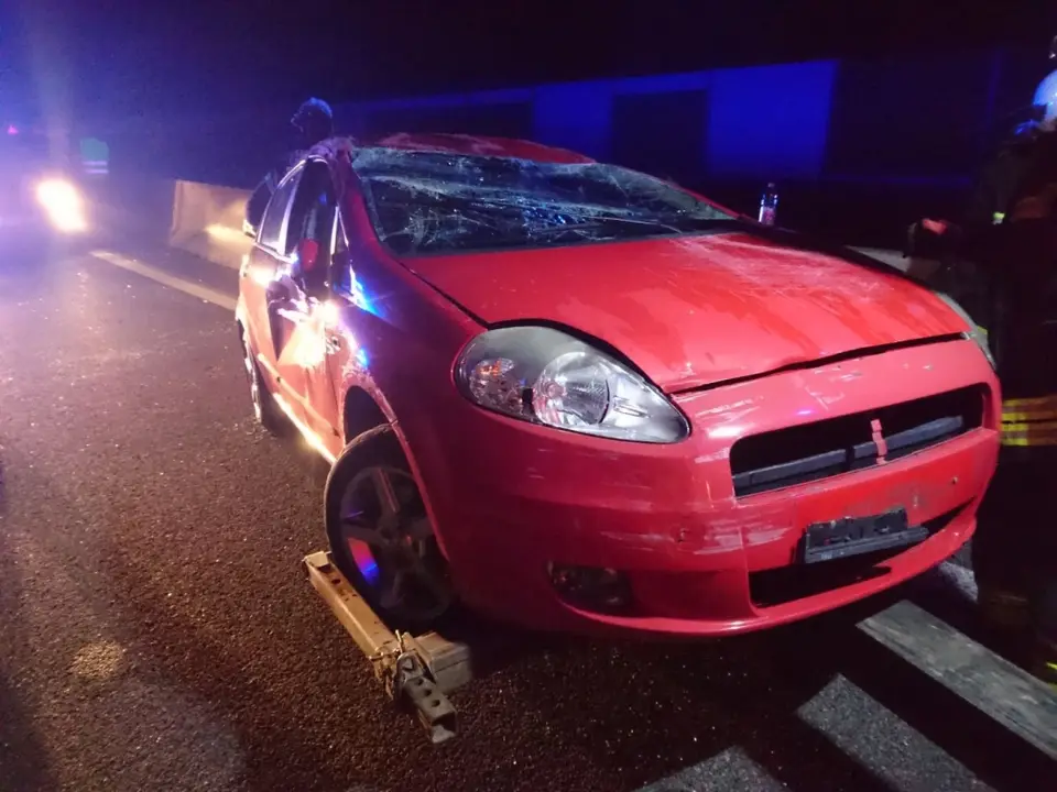PKW-Überschlag auf A21 – Foto 4 von 7