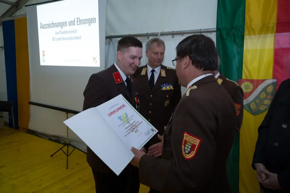 Ehrungen bei Bezirksfeuerwehrtag – Foto 3 von 7