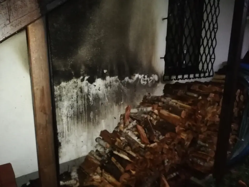 Brandübergriff auf Wohnhaus – Foto 3 von 7
