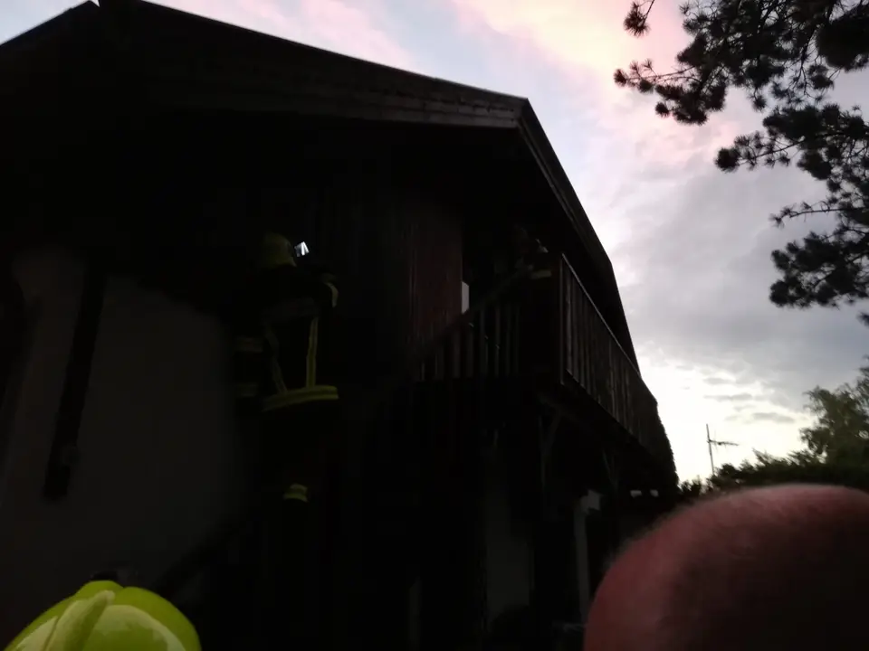 Brandübergriff auf Wohnhaus – Foto 5 von 7