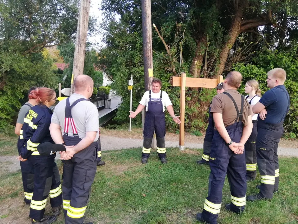 Übung Ölsperre und Kanalabdichtung – Foto 2 von 5