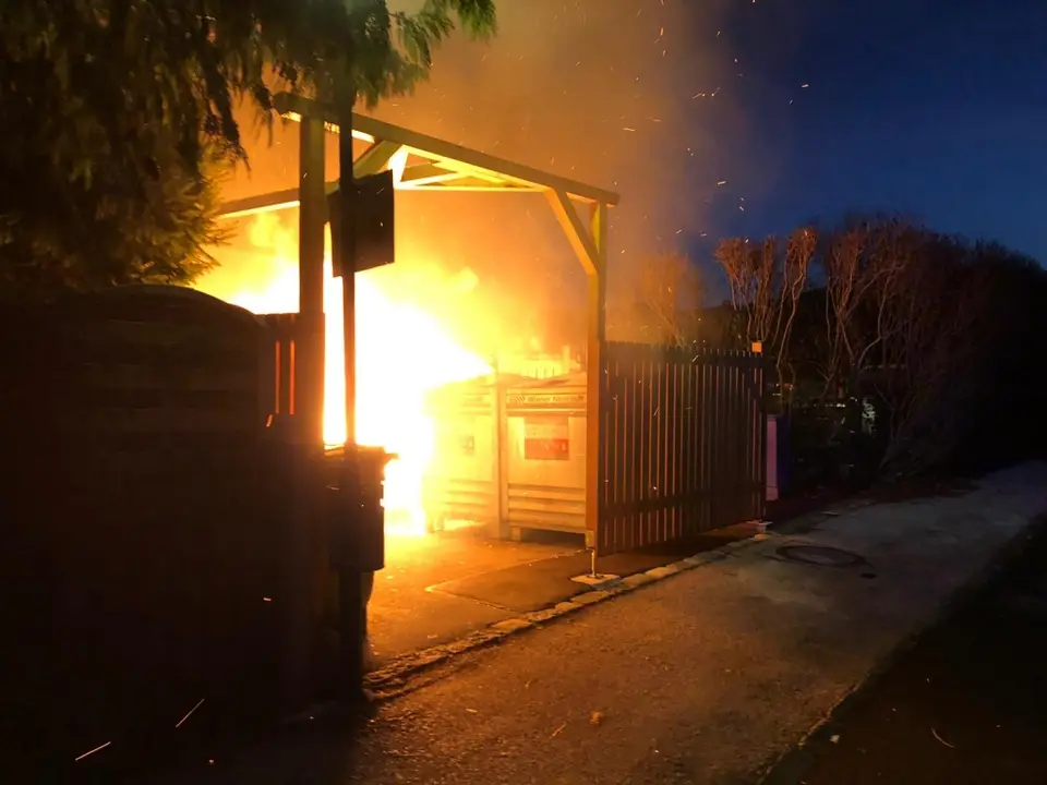 Drei Müllbehälter in Vollbrand – Foto 1 von 12