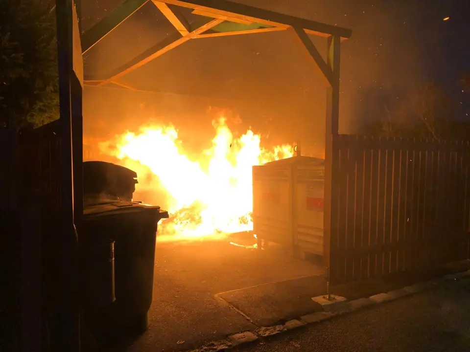 Drei Müllbehälter in Vollbrand – Foto 2 von 12