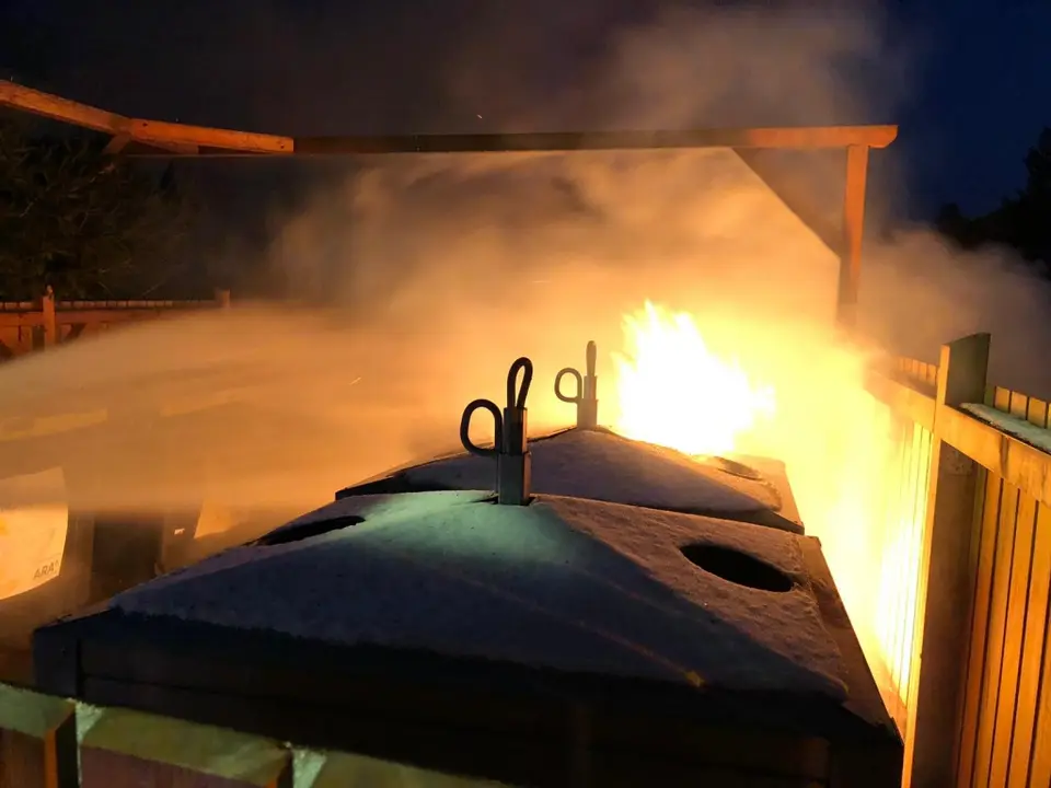 Drei Müllbehälter in Vollbrand – Foto 3 von 12