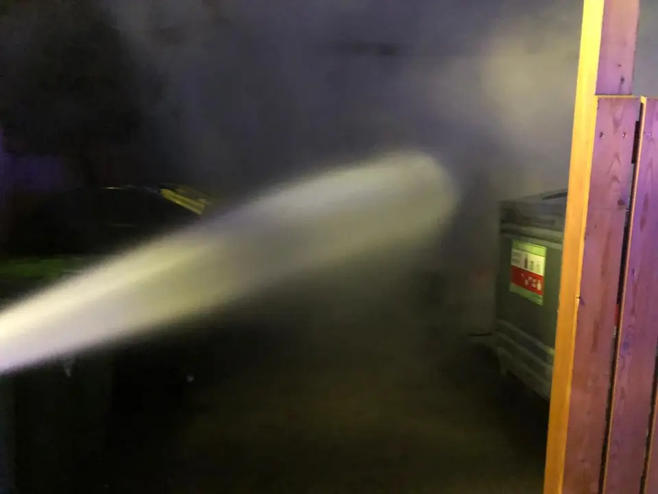 Drei Müllbehälter in Vollbrand – Foto 4 von 12