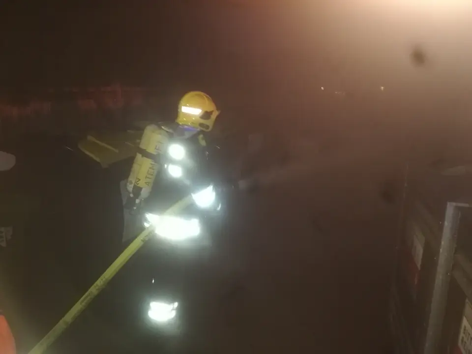 Drei Müllbehälter in Vollbrand – Foto 5 von 12