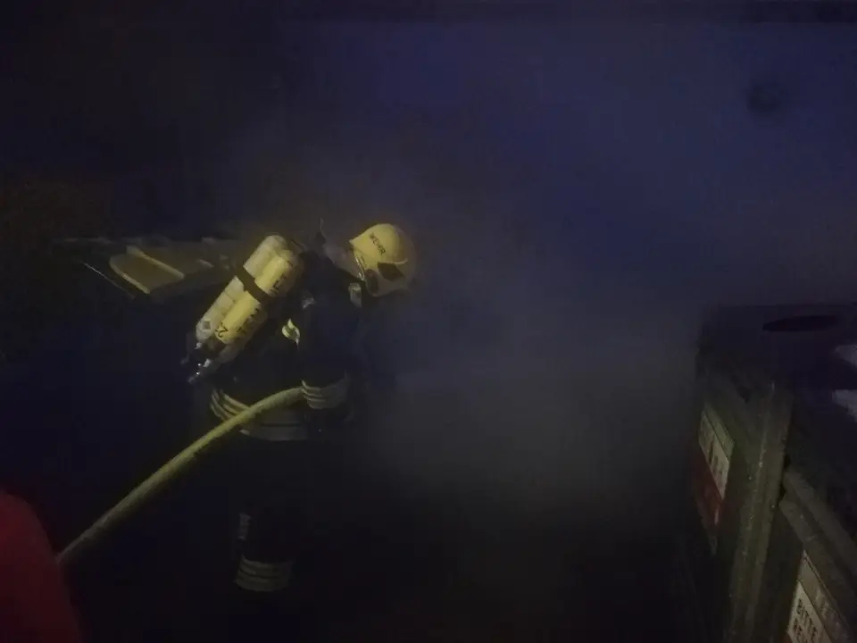 Drei Müllbehälter in Vollbrand – Foto 6 von 12