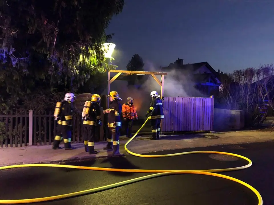 Drei Müllbehälter in Vollbrand – Foto 8 von 12