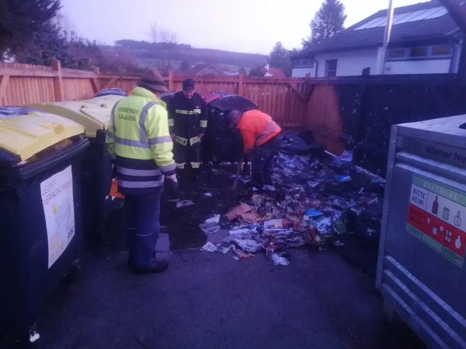 Drei Müllbehälter in Vollbrand – Foto 10 von 12